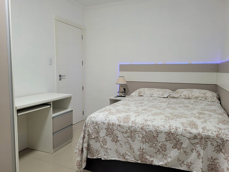 Amplo apartamento na avenida com vista ao mar