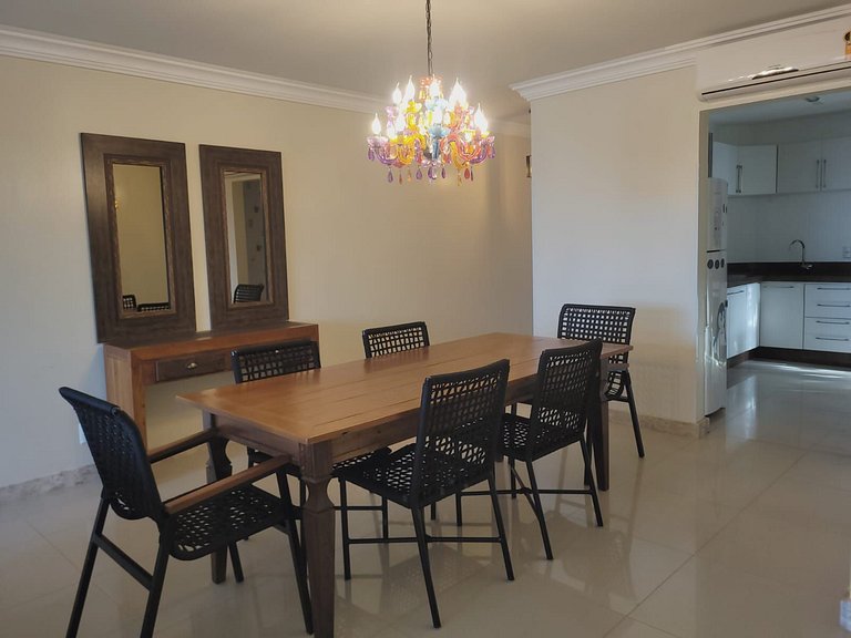 Amplo apartamento na avenida com vista ao mar