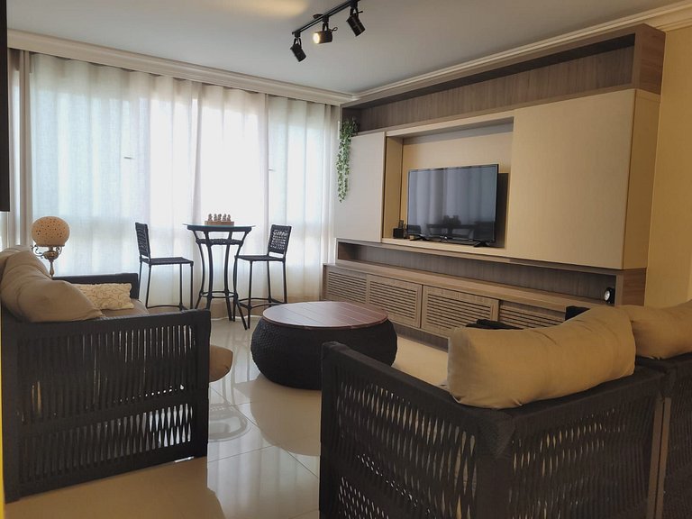 Amplo apartamento na avenida com vista ao mar