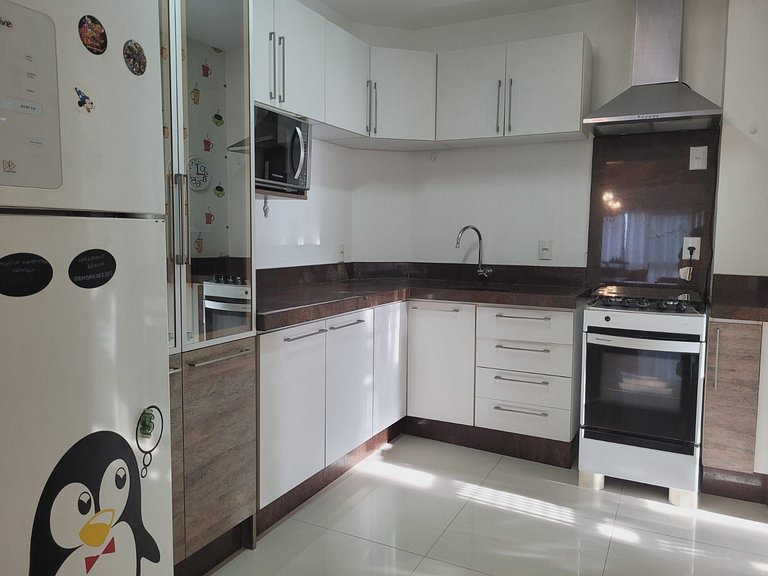 Amplo apartamento na avenida com vista ao mar