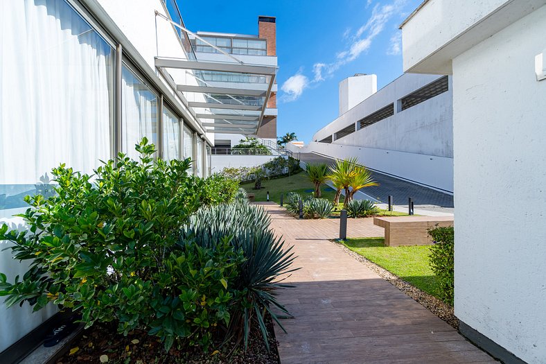 Luxuoso Apartamento em Condomínio com Piscina