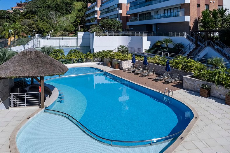 Luxuoso Apartamento em Condomínio com Piscina